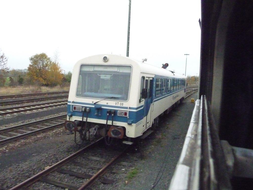 VT08 der Regentalbahn am 02.11.2011 in Cham (Oberpfalz). Sichtungsbild aus dem fahrenden Zug.