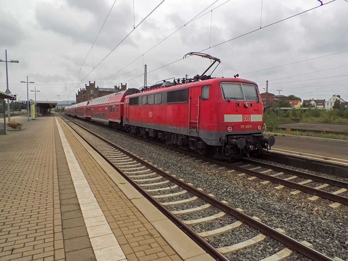 111 142 erreicht am 10.09.14 mit einem RE von Braunschweig nach Rheine Minden. Gut zu erkennen ist der hinter der Lok laufende Doppelstockwagen aus ex-DR-Produktion.