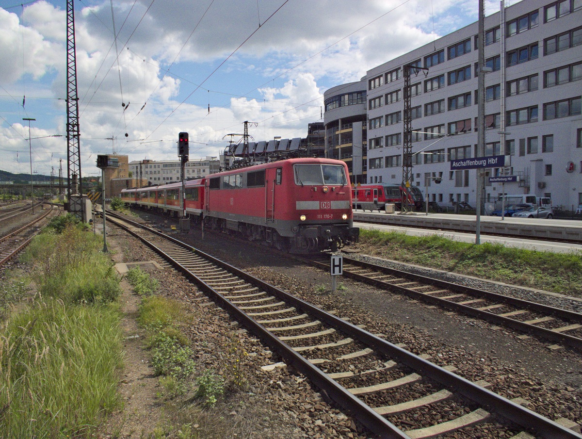 111 170 fährt mit der RegionalBahn aus Heigenbrücken in Aschaffenburg ein.