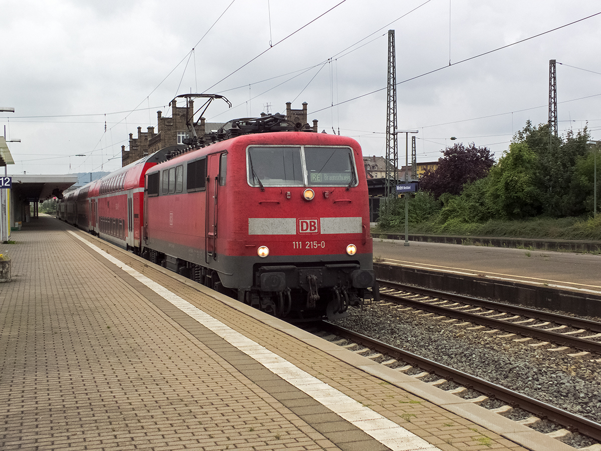 111 215 verlässt am 10.09.14 mit ihrem RegionalExpress nach Braunschweig Minden.