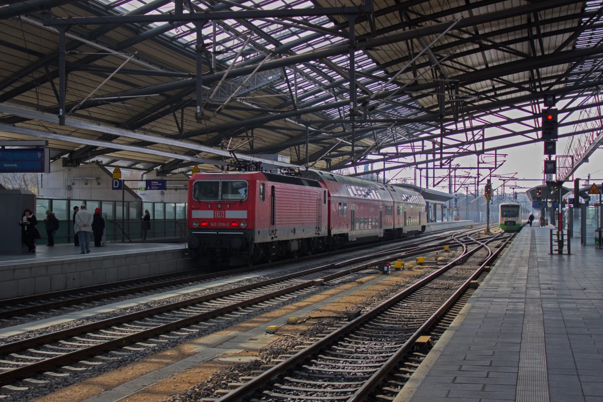 143 098 wartet mit einer Regionalbahn nach Sömmerda ihre Wendezeit im Erfurter Hauptbahnhof ab.