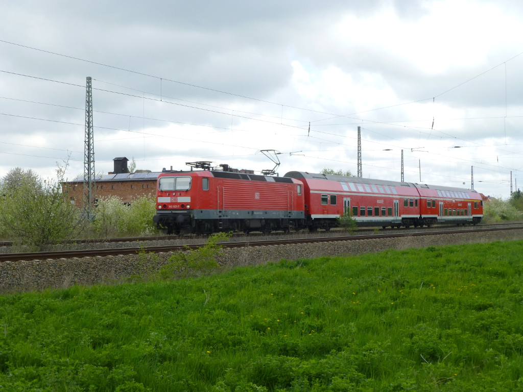 143 821 am 16.4.14 mit einer RB nach Erfurt in Stotternheim.