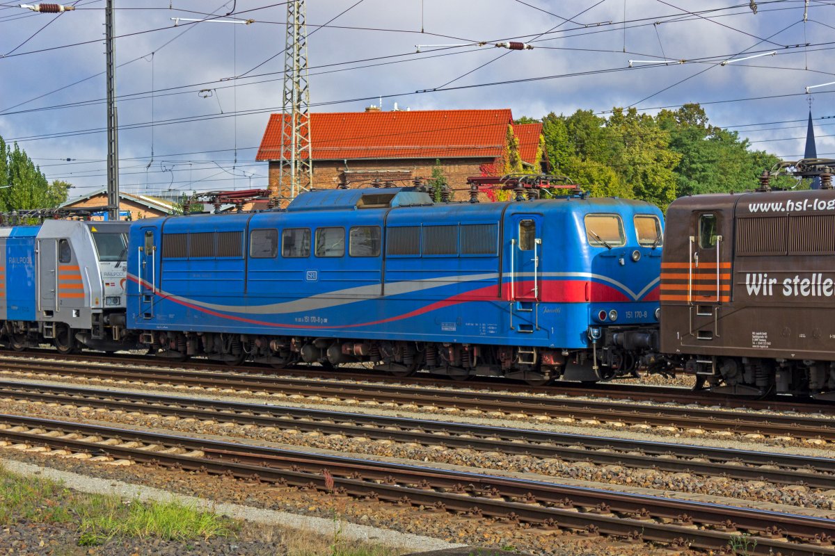 151 170 gehrte zu den ersten Lokomotiven der Baureihe 151, die im Jahr 2012 von DB Cargo an externe Unternehmen verkauft wurden. Die Firma SRI Rail Invest bietet die Lok seither zur Vermietung an. Seit dieser Aufnahme am 17.10.2020 liefen die Untersuchungsfristen der Lok ab. 