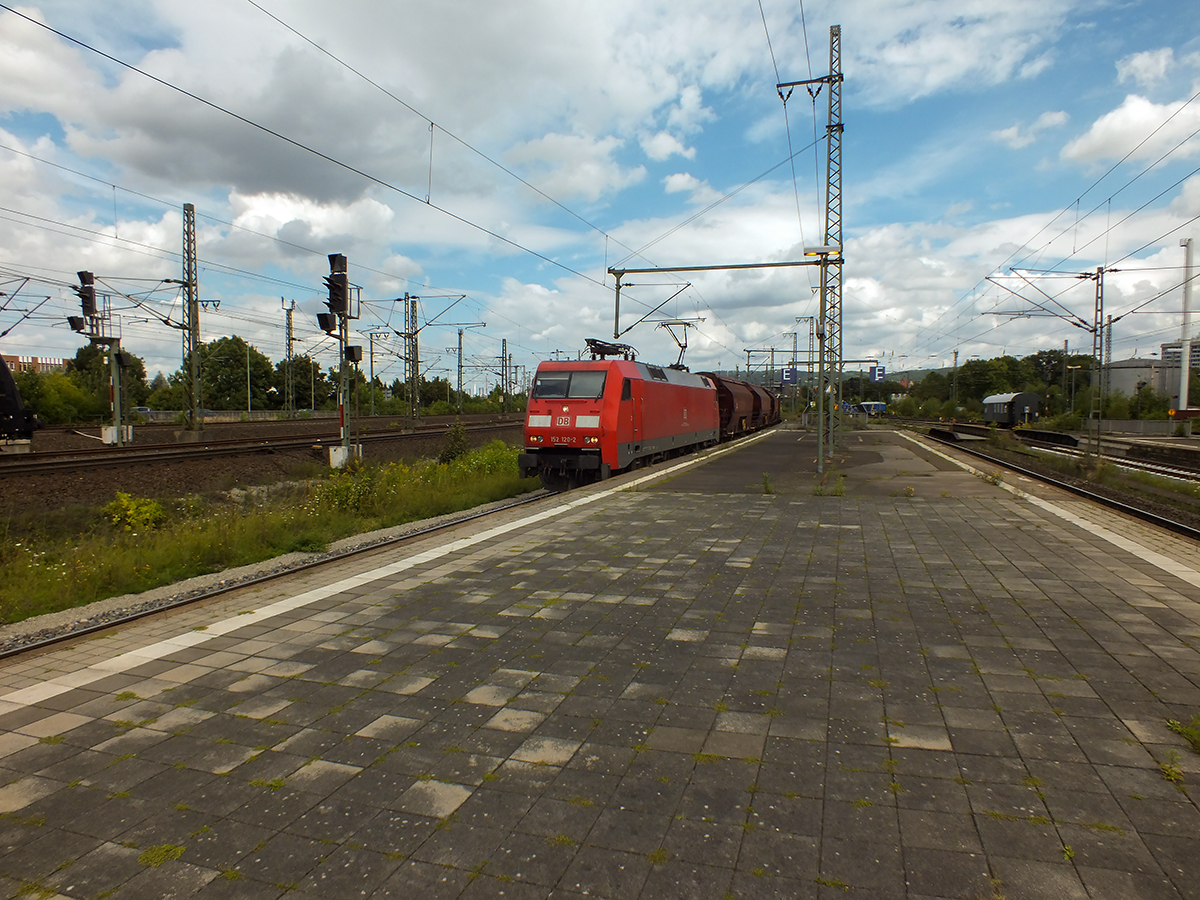 152 120 fährt hier am 13.08.14 mit einem Ganzzug aus Selbstentladewagen südwärts durch den Bahnhof Göttingen.