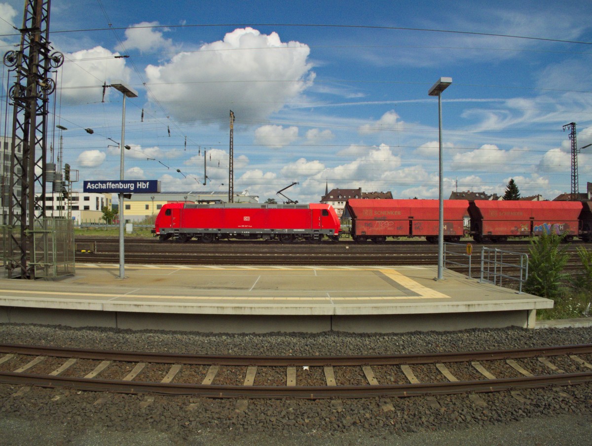 185 247 zieht einen ganzzug aus Selbstentladewagen aus dem Aschaffenburger Güterbahnhof.
