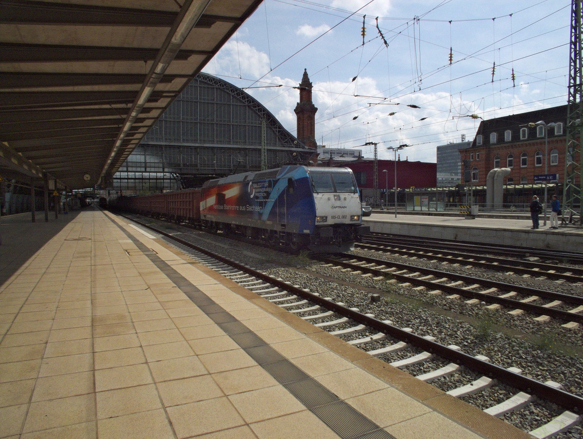 185-CL 002 (185 502), die Werbung für nahtlose Stahlrohre von Salzgitter Mannesmann macht und derzeit für die Teutoburger Wald-Eisenbahn fährt, durchfährt am 21.08.14 Bremen.