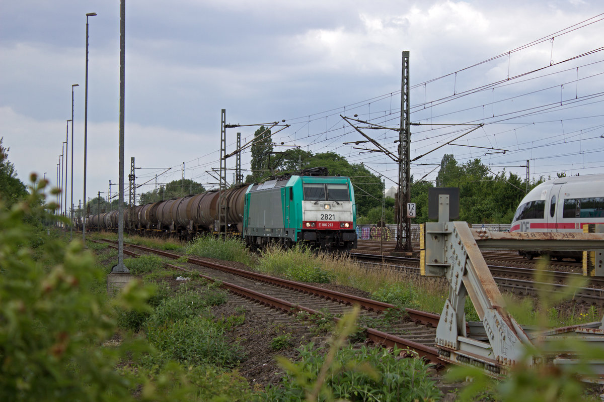 186 213 wird vom belgischen Konsortium COBRA eingesetzt, das ihr die Nummer 2821 gegeben hat. Am 13.06.17 fhrt sie mit einem Ganzzug Kesselwagen wahrscheinlich in Richtung Rheinstrecke durch Kln-Porz.