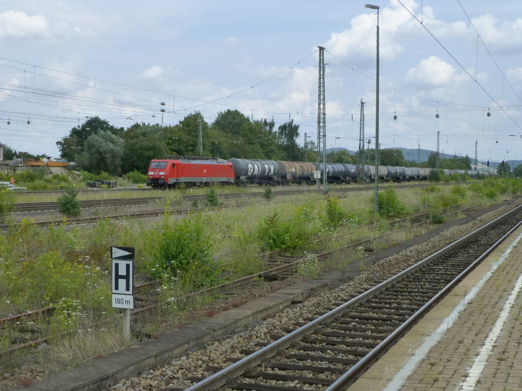 189 051 hat zwar nur einen Behälterwagenzug, will aber trotzdem über die Nord-Süd-Strecke Richtung Eschwege, 6.8.14.