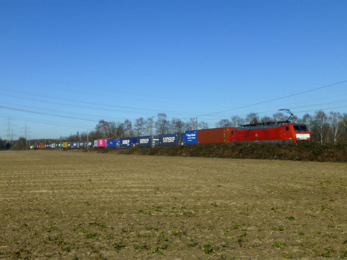 189 074 mit einem sehr bunten KV-Zug bei Hilden, 23.2.19.