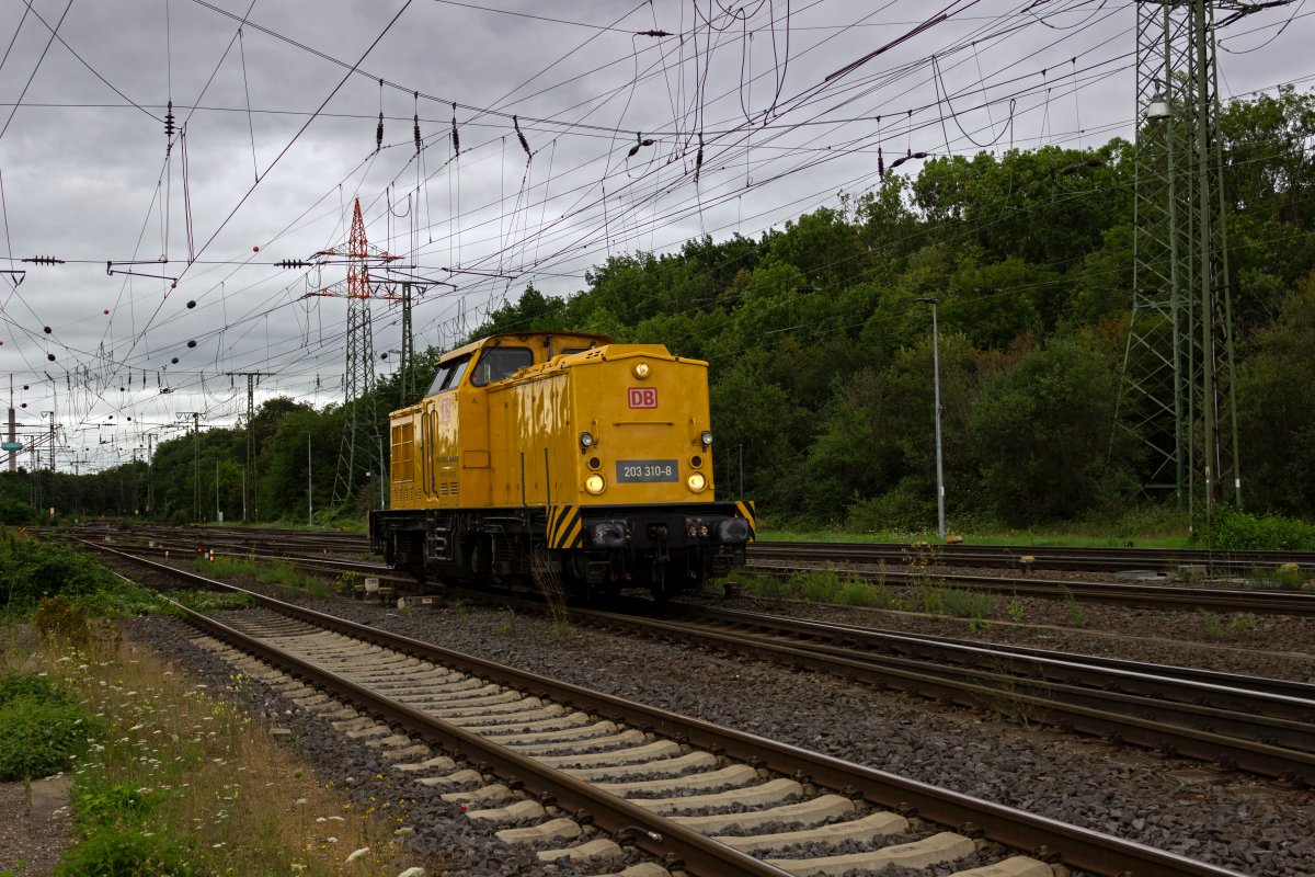 203 310 von DB Netz trifft am 31.07.23 im Rangierbahnhof Gremberg ein, wo die Lok einen Hilfsgertewagen abholen wird.