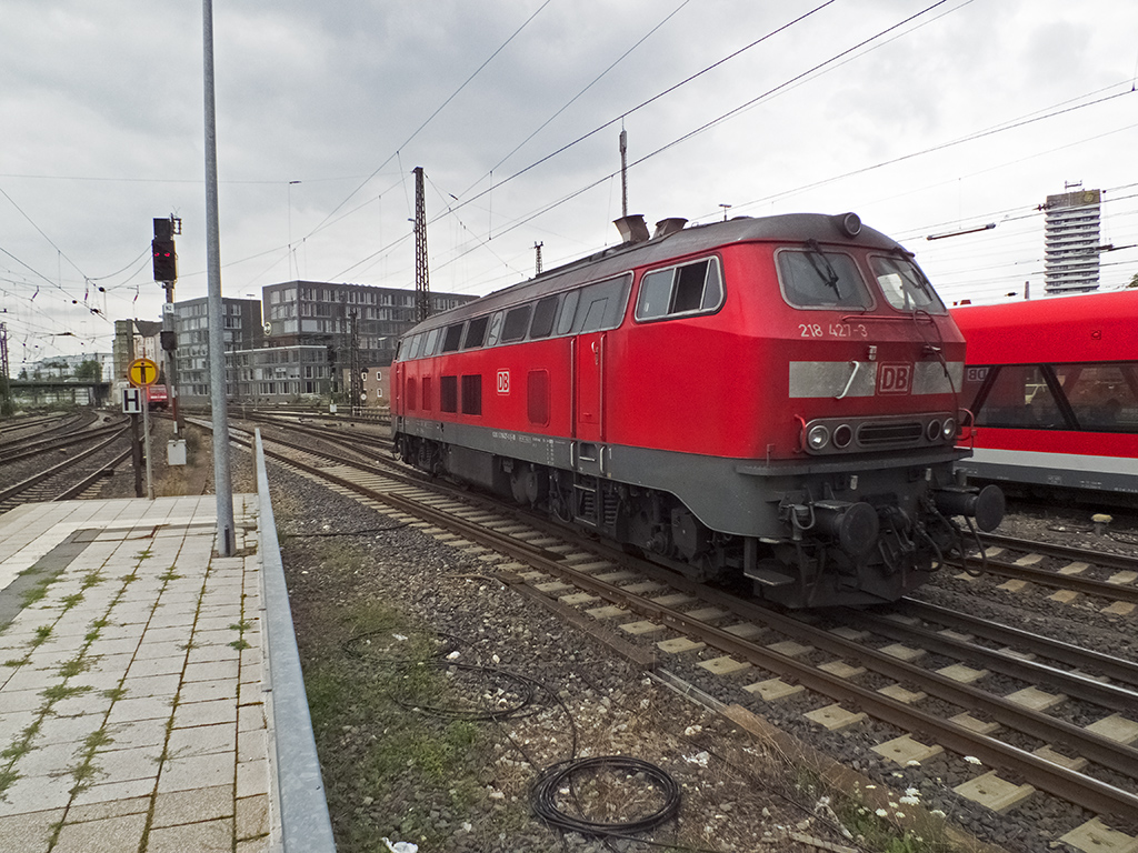 218 427 verlässt den Ulmer Hauptbahnhof in Richtung Abstellgleise.