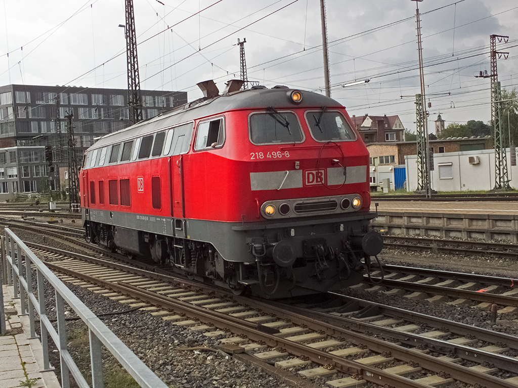 218 496 setzt sich hier am 31.07. vor einen IRE nach Lindau, mit dem sie sich kurz darauf auf die Fahrt über die Südbahn begeben wird. Wenn alles glatt geht, könnte der Lokwechsel noch in diesem Jahrzehnt dank Elektrifizierung überflüssig werden.