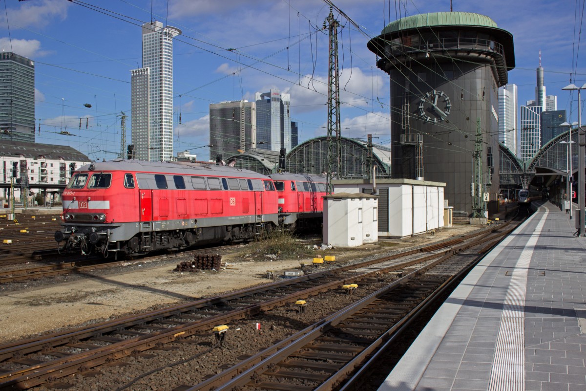 218 833 und 218 812 standen am 03.03.2015 als Bereitschaftsloks im Franlfurter Hauptbahnhof.