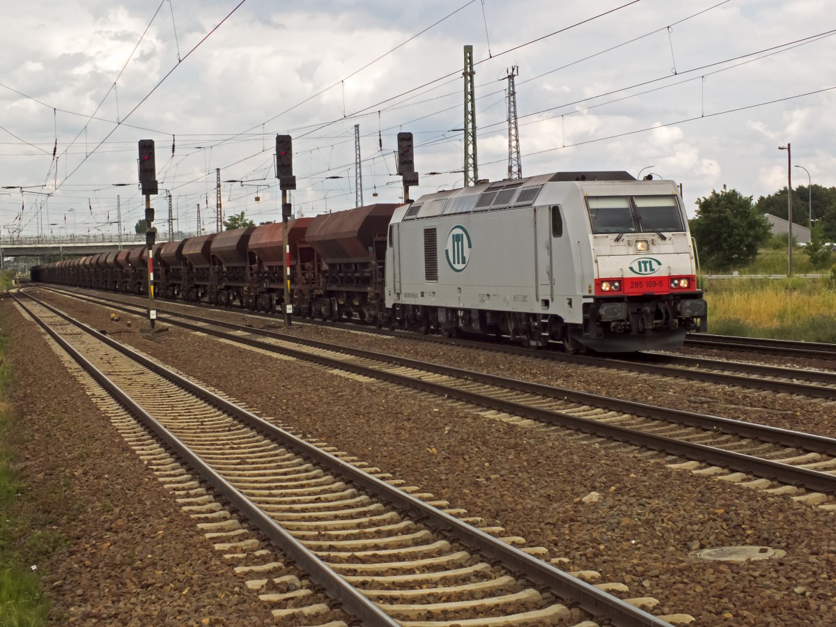 285 109 der ITL durchfährt am 27.06.14 mit einem Ganzzug aus Selbstentladewagen den Bahnhof Schönefeld.