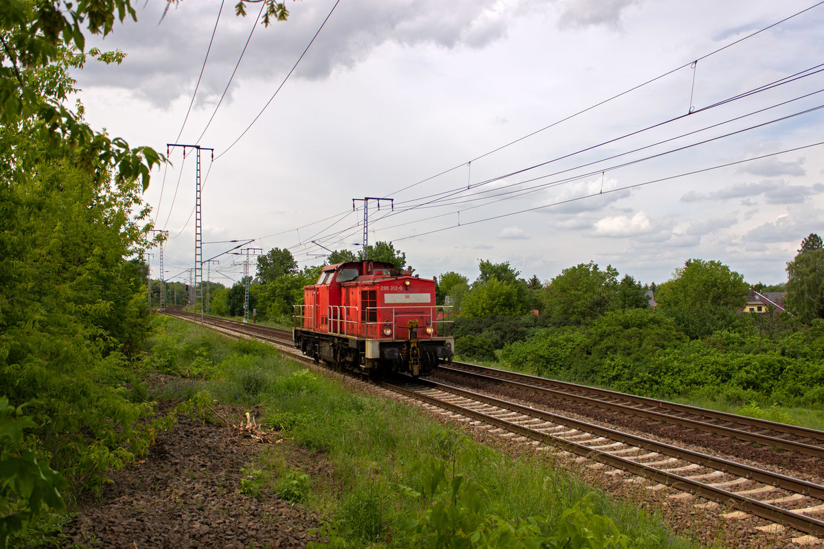 298 312, die zuvor bereits mit einem Güterzug in der Gegenrichtung unterwegs war, ist hier auf dem Rückweg in Richtung Süden nahe des Biesdorfer Kreuzes.