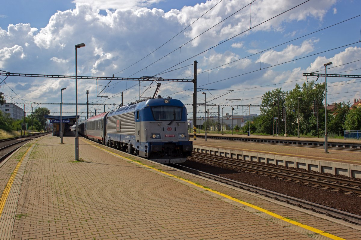 380 019 hat am 21.06. in Praha-Libeň EC 281 nach Budapest am Haken.