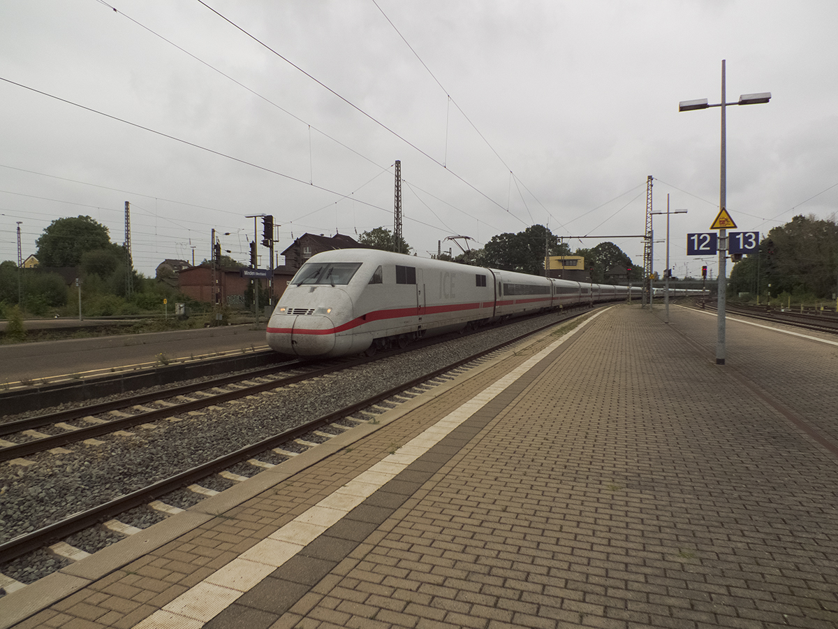 402 040 und 041 durchfahren am 10.09.14 als ICE von Berlin in Richtung Ruhr/Wupper den Bahnhof Minden.