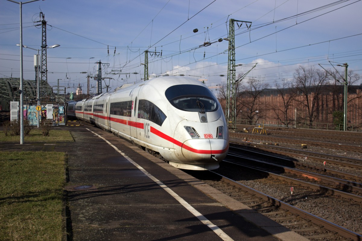 406 011 fährt hier am 25.02.2015 auf die Kölner Hohenzollernbrücke.