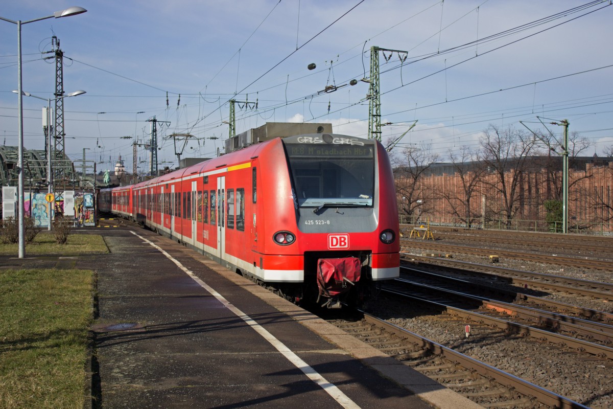 425 040 und 023 verlassen am 25.02.15 als RE8 nach Mönchengladbach den Bahnhof Köln-Deutz.