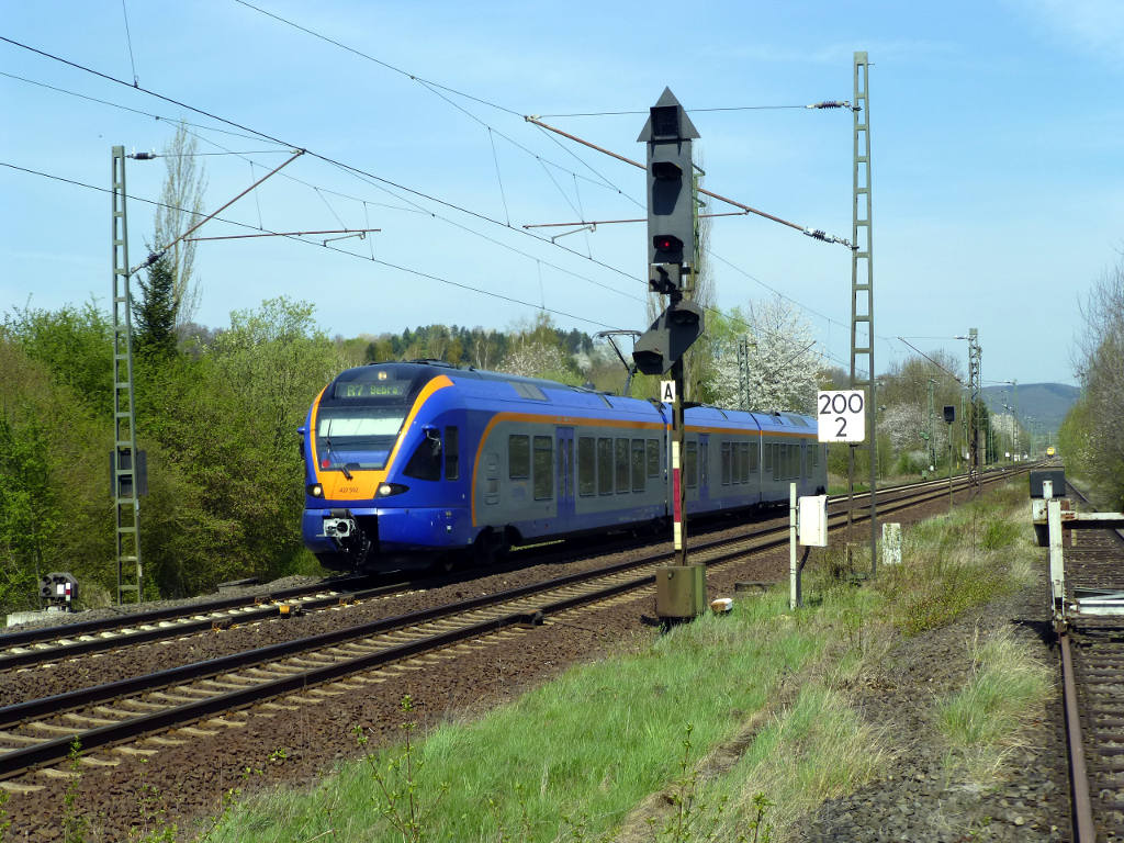 427 002 kommt am 24.4.15 gerade aus Eschwege, BÜ bei Niddawitzhausen. Am rechten Bildrand steht der Prallbock auf dem ehemaligen Streckengleis der Kanonenbahn nach Waldkappel.