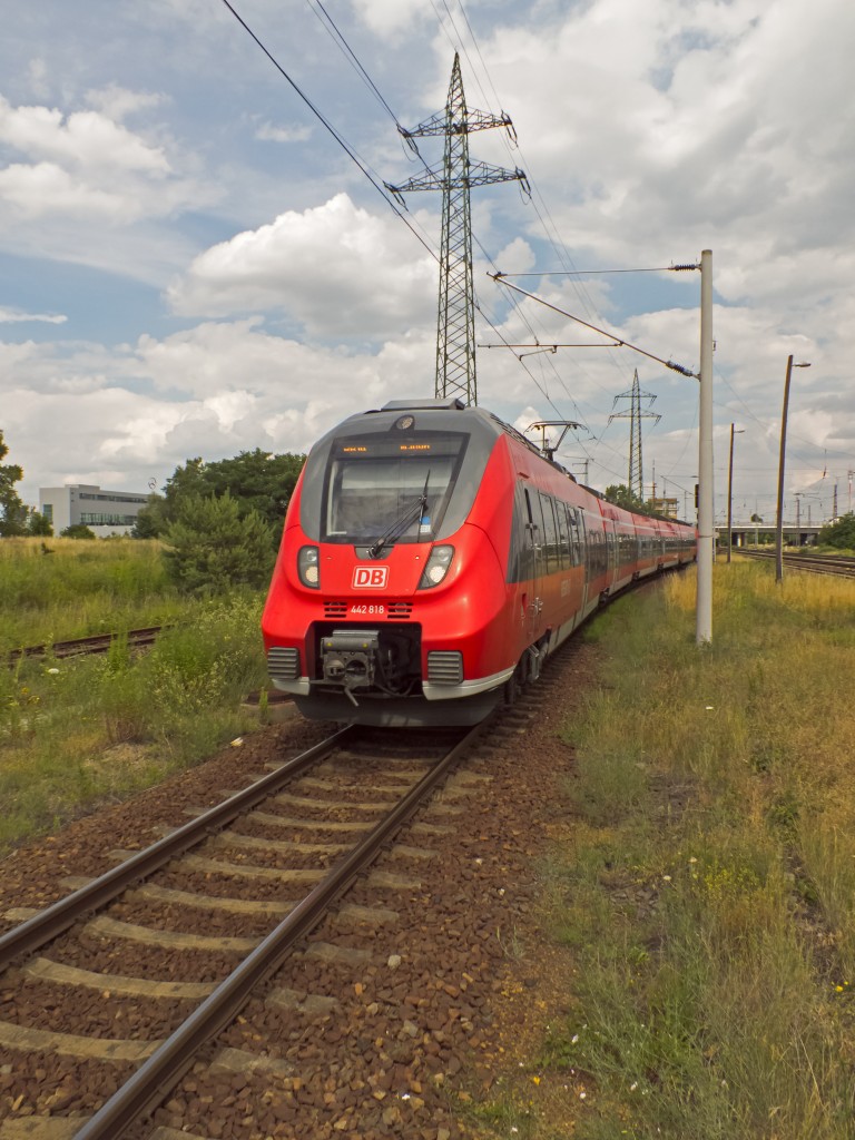 442 318 und 442 134 fahren am 27.06.14 als RB14 aus Nauen in den Bahnhof Berlin-Schönefeld ein.