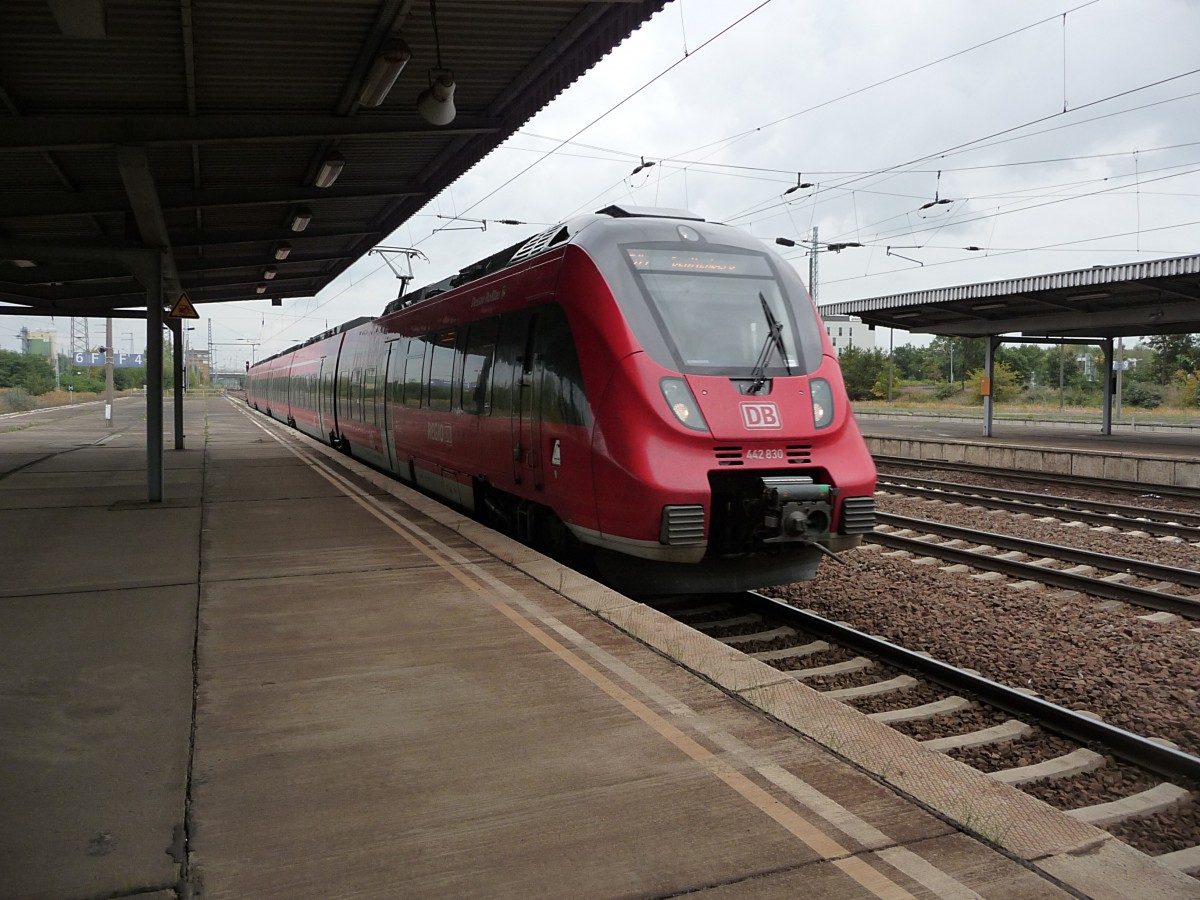 442 330  Dessau-Rosslau  fhrt am 7.10.13 in den Bahnhof Berlin-Schnefeld Flughafen ein.
RE 7 -> Wnsdorf-Waldstadt