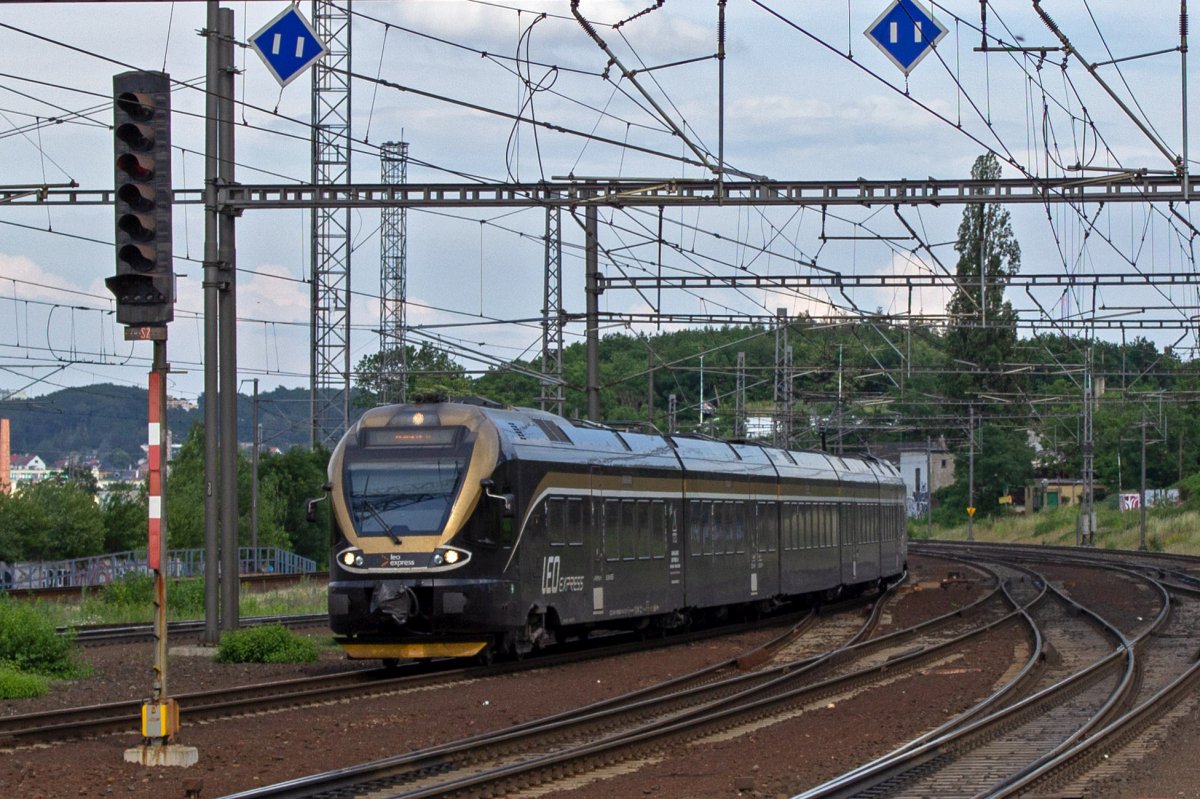 480 005 hat seine Reise in Karvin im uersten Nordosten Tschechiens an der polnischen Grenze begonnen. Einige Stunden spter erreicht der Zug Praha-Libeň, den letzten Zwischenhalt vor dem Endbahnhof Praha hlavn ndra.