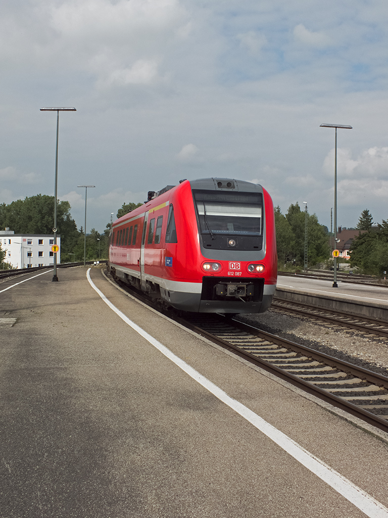 612 087 und 150 legen sich hier bei der Einfahrt in Kempten Hauptbahnhof in die Kurve.