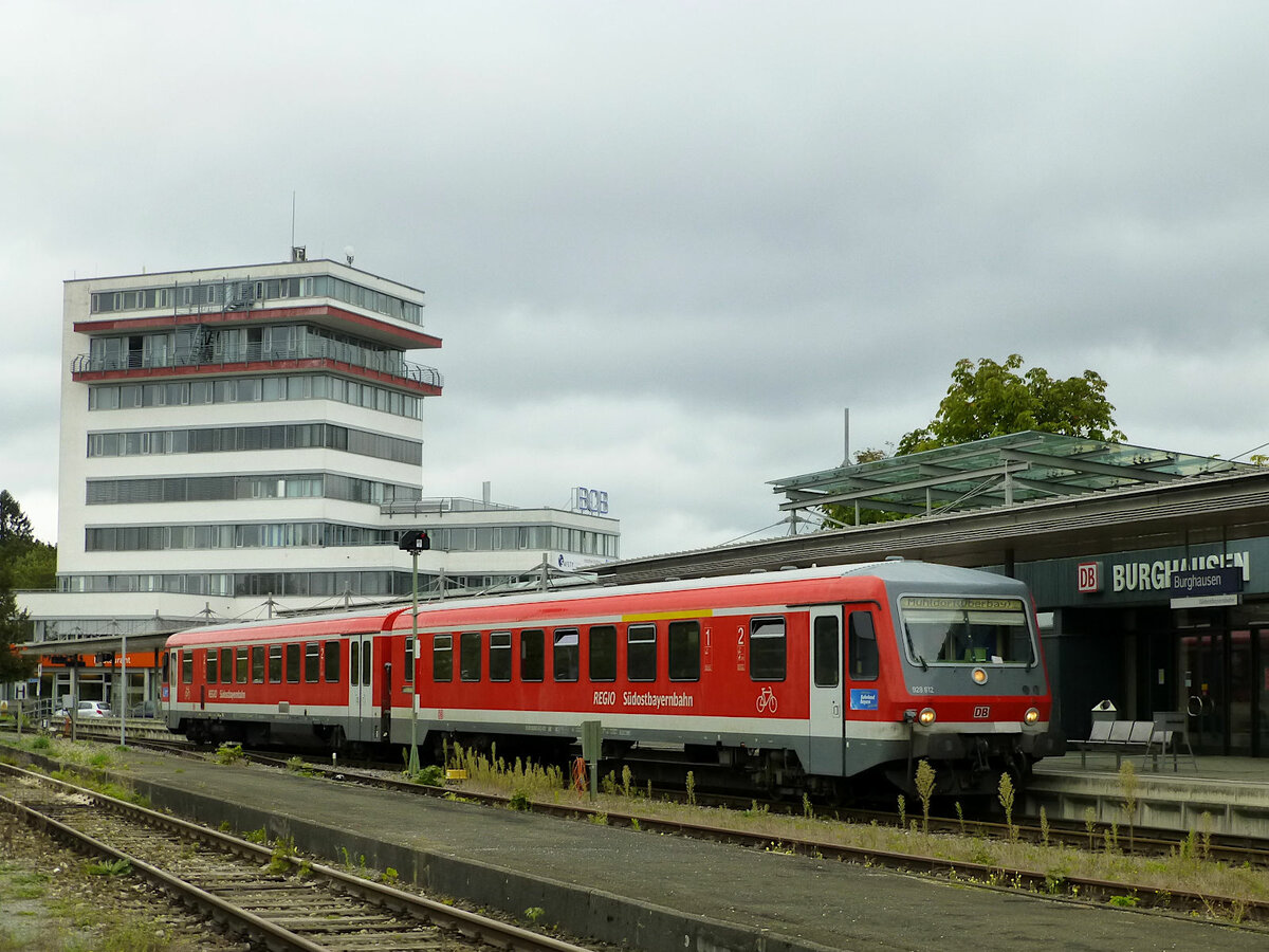 628 612 wartet am 23.9.2020 am Personenbahnhof Burghausen auf die Abfahrt Richtung Mühldorf.