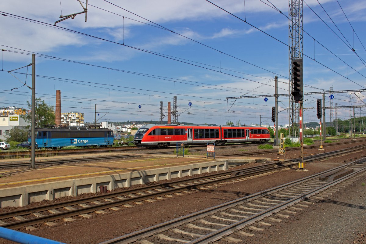 642 086 ist aus Praha-Hostivař zurck und hlt auf dem Weg nach Roztok u Prahy gleich in Libeň.