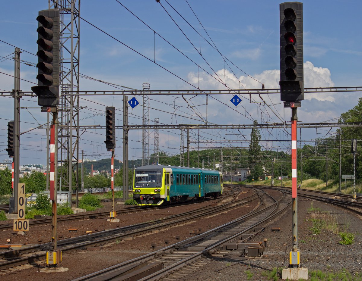 845 201 von Arriva fhrt als S49 in Richtung Praha-Hostivař.