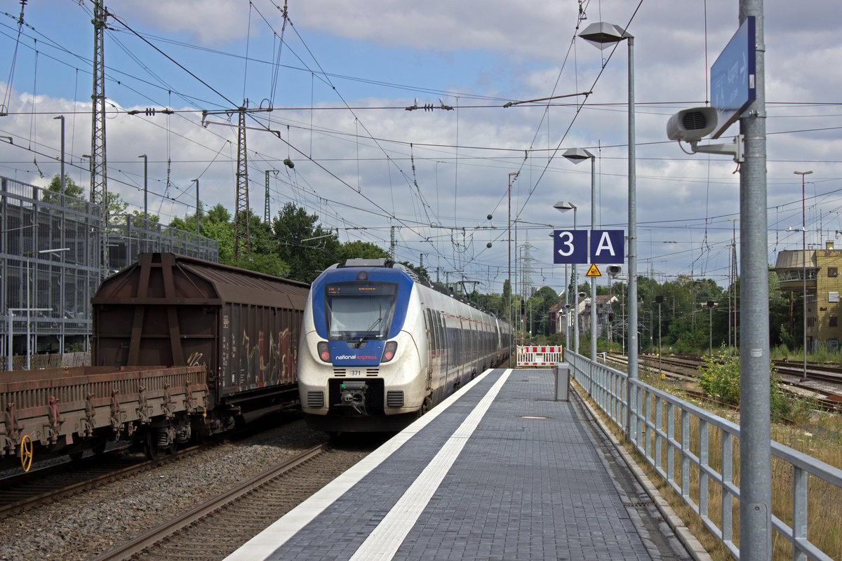 9442 370 und 371 verlassen Solingen. Nur wenige Tage spter, mit Beginn der NRW-Sommerferien war fr die Zge des RE7 sechs Wochen lang Endstation in Solingen, da in Wuppertal gebaut wurde.