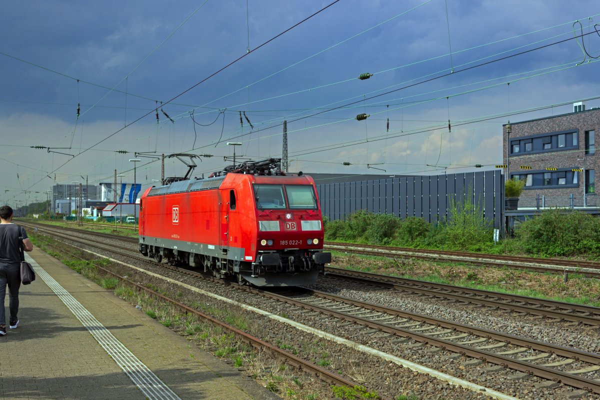 Als Leerfahrt durchfuhr 185 022 am Nachmittag des 13.04.22 den Bahnhof Hilden in Richtung Sden.