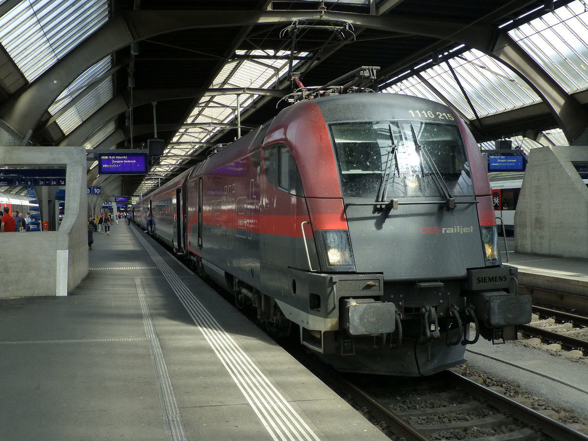 Als Zuglok für den Railjet von Zürich nach Wien ist am 14.6.19. Lok 1116 215 eingeteilt.