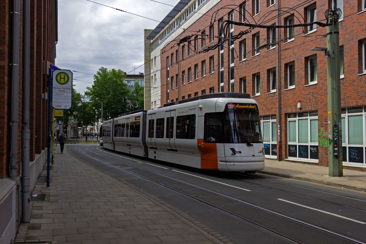 Am 29.07.2022 passieren die Triebwagen 5025 und 5023 die Haltestelle Nikolaus-Drkopp-Strae, die nur von aussetzenden Bahnen der Linie 1 bedient wird.