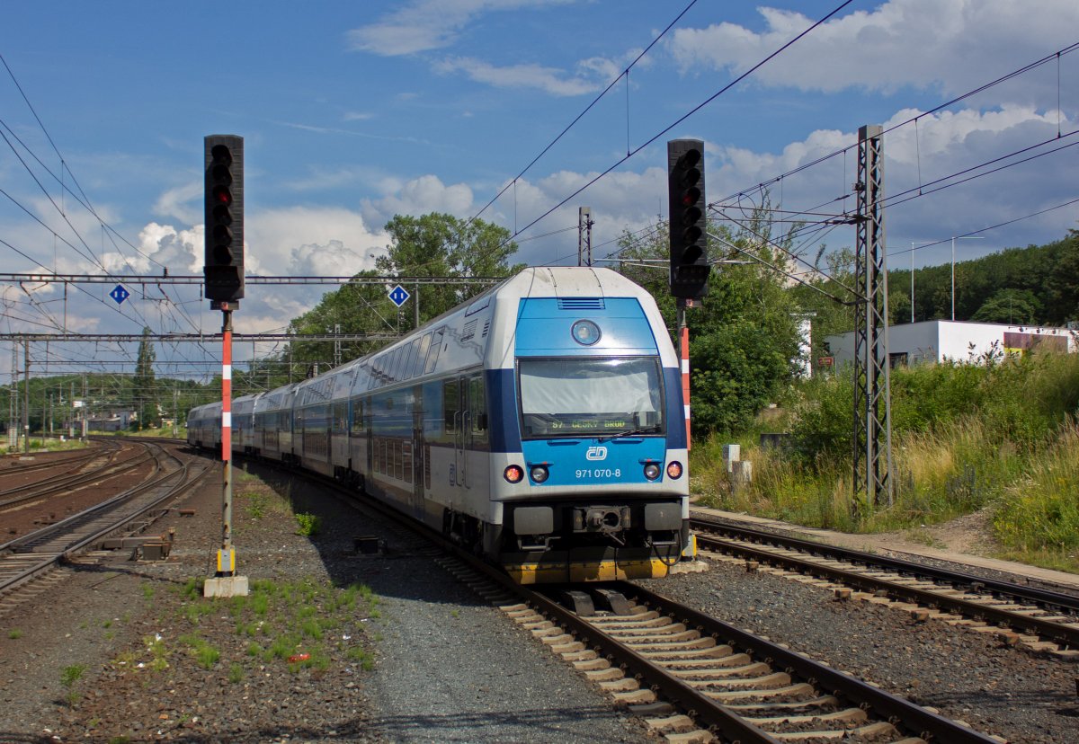 Am Ende einer Doppeltraktion verlsst 471 070 als S 7 nach Česk Brod Praha-Libeň.