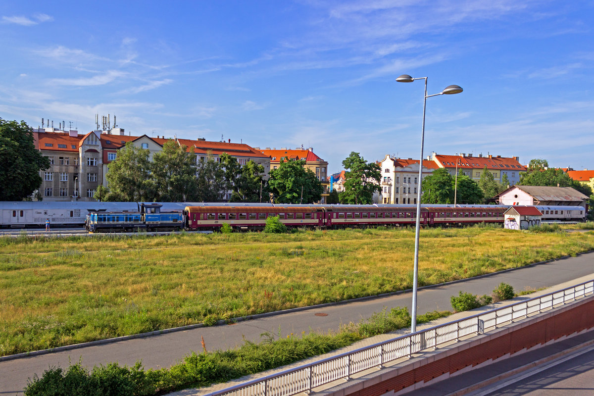 Am Nachmittag fahren zustzliche Sp-Zge zwischen Prag und Kladno, von denen einige aus lokbespannten Garnituren mit Lokomotiven der Baureihe 714 gebildet sind. 714 218 fhrt am 25.06.19 in Praha-Dejvice ein.