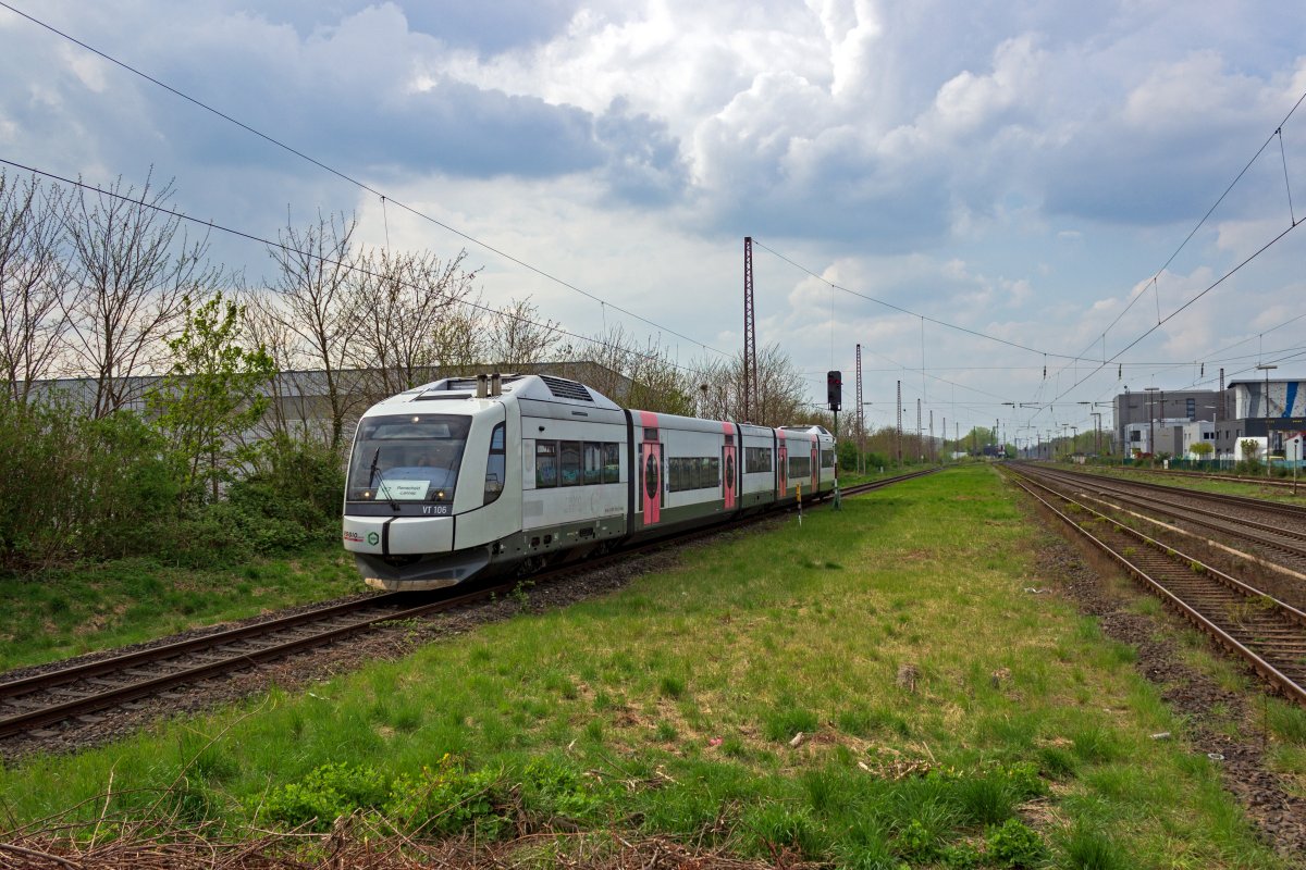 Am Nachmittag gibt es einzelne Direktverbindungen von Dsseldorf nach Remscheid-Lennep, die der Linie S7 zugeordnet werden. Eigentlich ist auf diesen Fahrten die Firma VIAS als Nachfolger von Abellio mit LINT-Triebwagen unterwegs. Am 14.04.22 war jedoch 609 106 der Regiobahn in Hilden zu sehen. Der Grund dafr knnte sein, dass im nchsten Jahresfahrplan ein Taktverkehr auf dieser Verbindung als RE47 angeboten werden soll, der von der Regiobahn bedient werden wird. Damit schliet sich in gewisser Weise der Kreis, denn vor der Aufwertung zur S-Bahn hie die S7 bereits RB47.