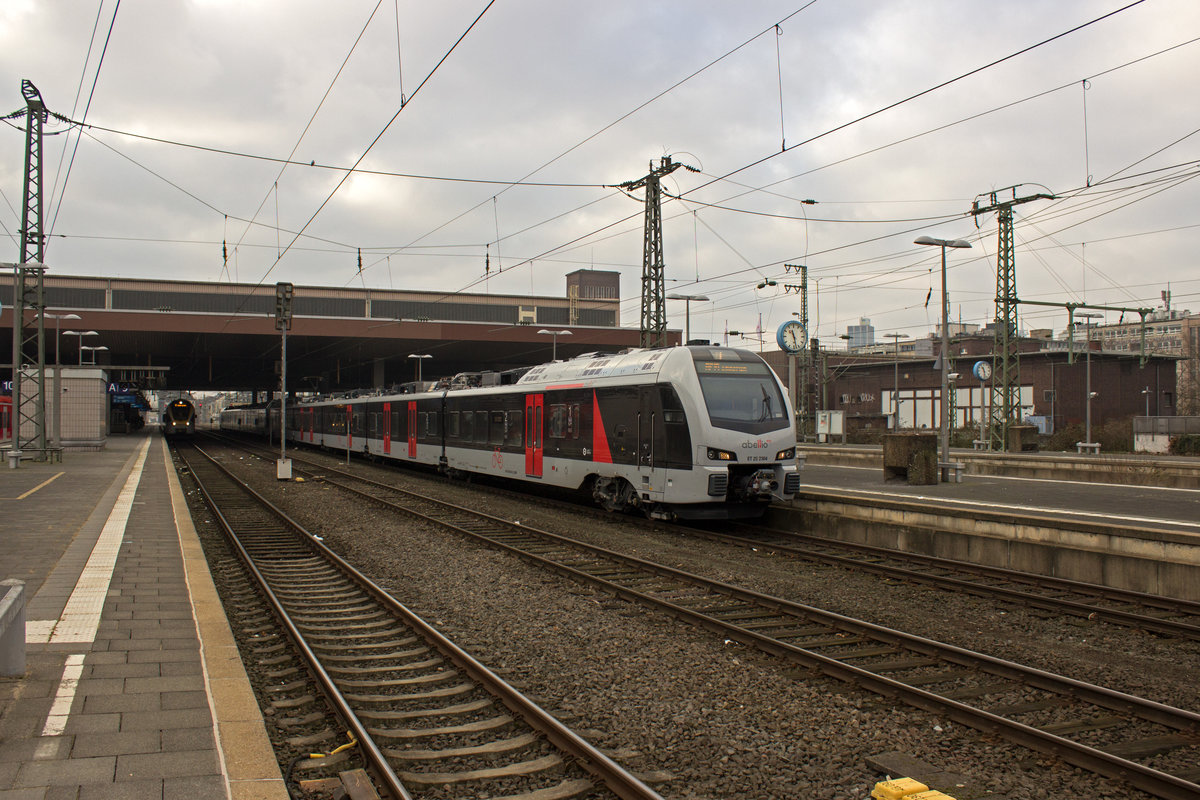 An der Spitze einer FLIRT3-Doppeltraktion verlässt 2429 004, einer der auch in den Niederlanden einsetzbaren Dreisystemtriebwagen, als RE19 nach Emmerich den Düsseldorfer Hauptbahnhof.