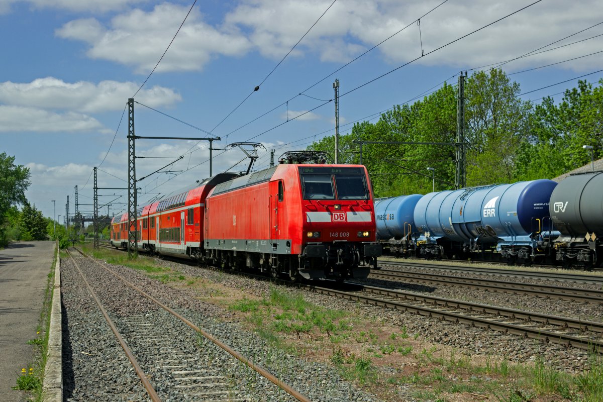 An der Spitze einer Regionalbahn nach Burg beschleunigt 146 009 nach einem kurzen Halt in Niederndodeleben. Die drei Doppelstockwagen drften keine groe Herausforderung fr die leistungsstarke Lok sein.