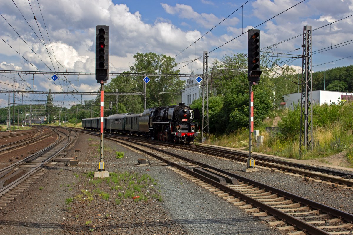 Anfang der 1950er Jahr beschaffte die damalige tschechoslowakische ČSD in groen Stckzahlen eine moderne 1'E-Gterzuglokomotive, die die Baureihenbezeichnung 556.0 erhielt. Die Lokomotiven gehrten rund 30 Jahre spter zu den letzten ČSD-Dampfloks. Unter den erhaltenen Exemplaren ist auch 556.0506, der ich unverhofft am 21.06.19 in Praha-Libeň begegnete. Der Sonderzug kommt vermutlich von der stlichen Prager Gterumgehungsbahn aus Richtung Hostivař und Maleice.