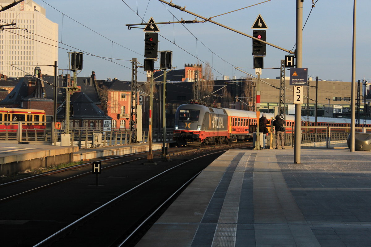 Auch am dritten Tag des Locomore-Verkehrs war der Zug mit vier Wagen unterwegs und 182 517 (die auch auf die Nummer 242.517 und den Namen Fitzgerald hört) sorgte für die nötige Zugkraft. Hier erreicht sie den Berliner Hauptbahnhof und passiert dabei einige Eisenbahnfotografen.