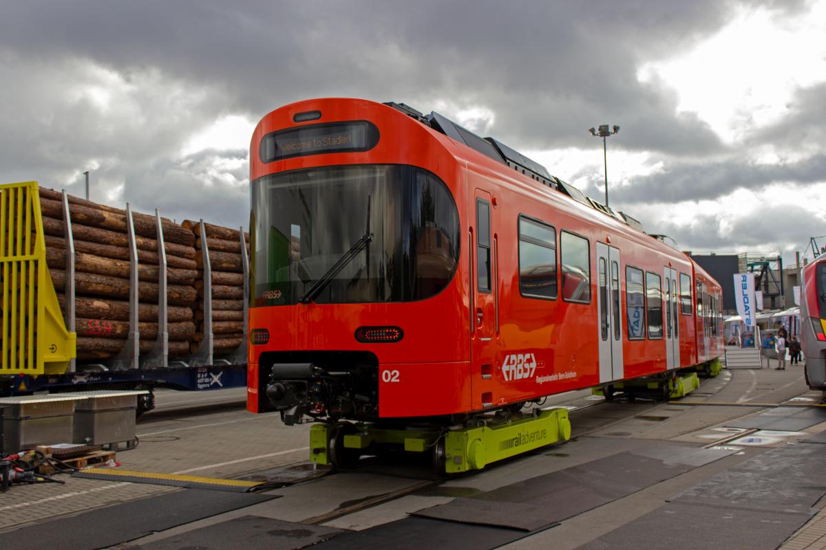 Auch Schmalspurfahrzeuge werden auf der Innotrans ausgestellt: Ein von Stadler gelieferter  Worbla , offiziell Be 4/10 der Regionalverkehr Bern-Solothurn erreichte auf LocoBuggies das Berliner Messegelnde.