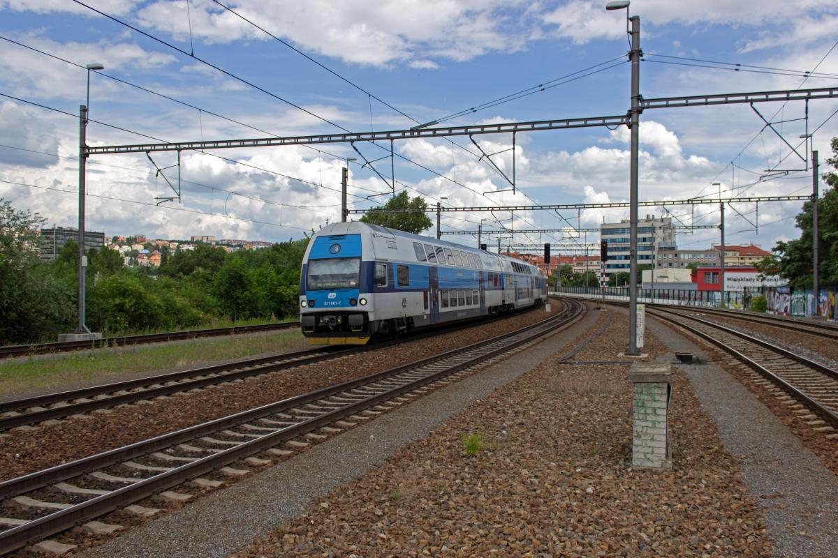 Auf dem Weg als S4 nach Krlupy nad Vltavou erreicht 471 061 den Bahnhof Holeovice im Norden von Prag.