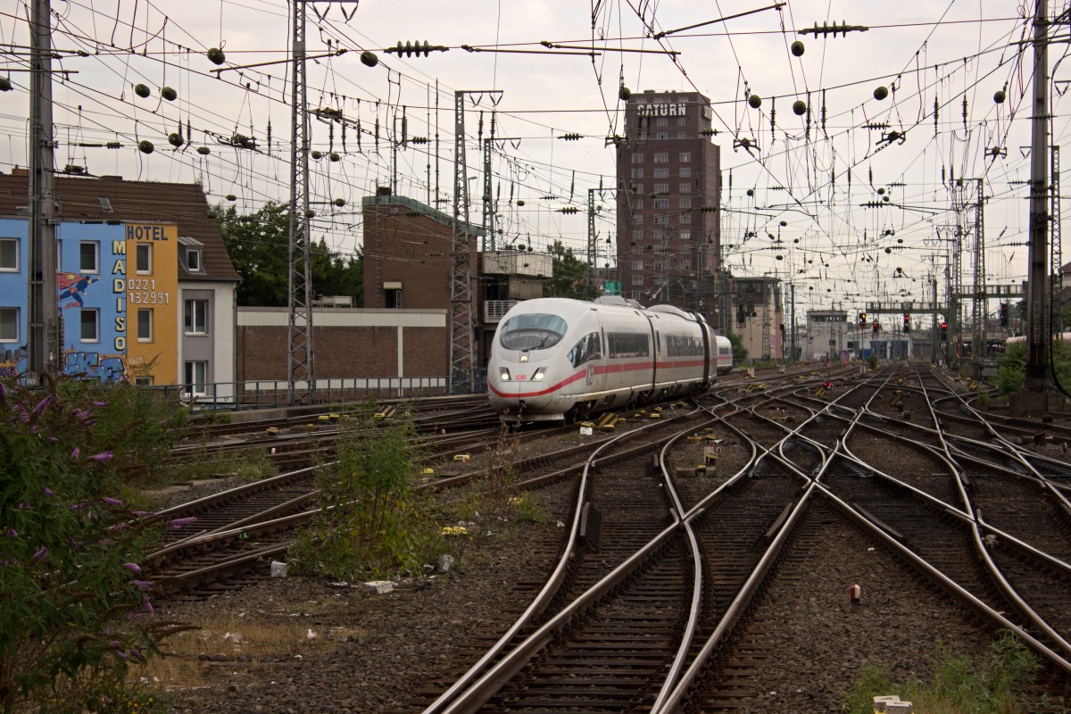 Auf dem Weg von Brüssel nach Frankfurt schlängelt sich 406 001 durch das Kölner Gleisvorfeld.