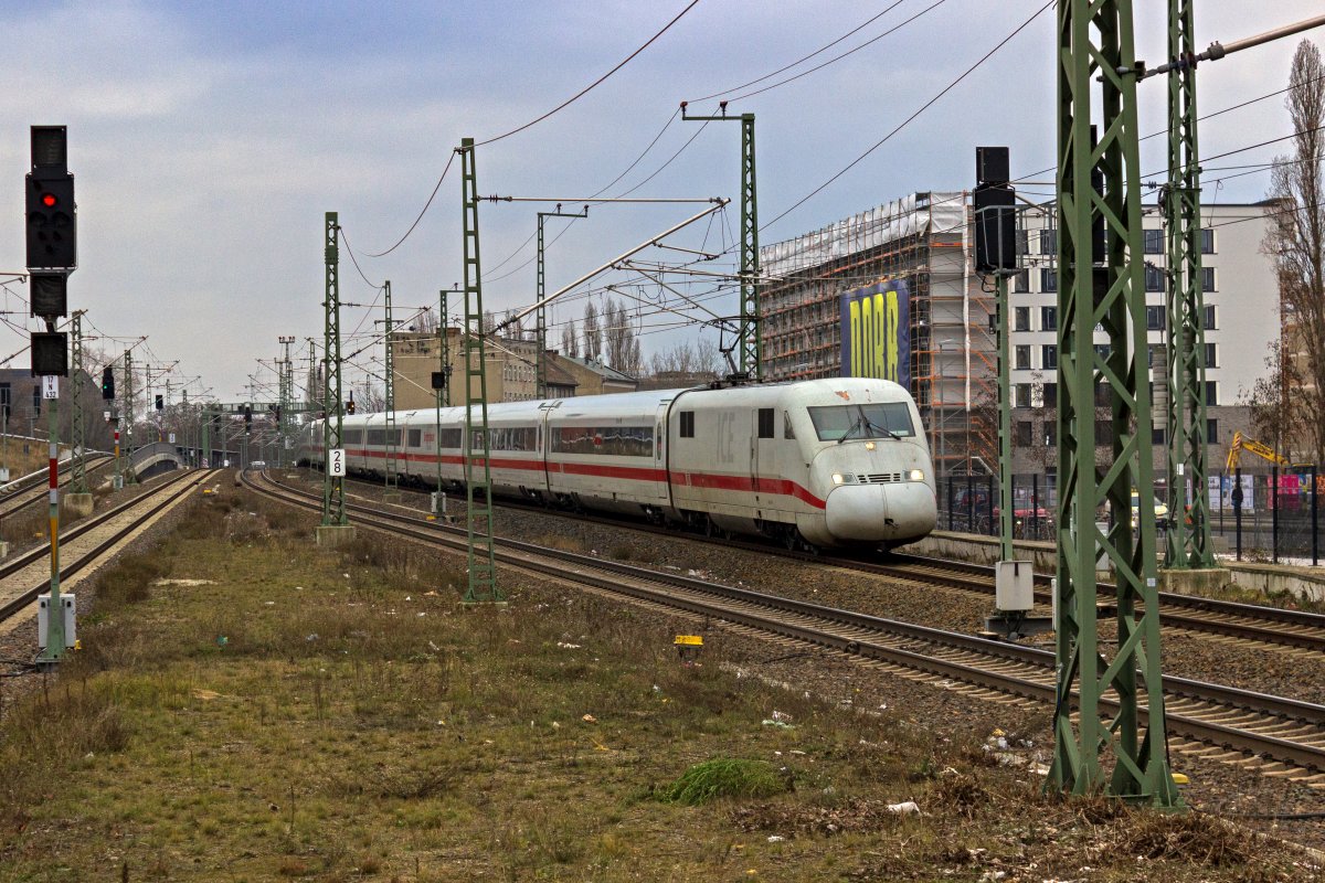 Auf dem Weg zur Bereitstellung in Berlin-Ostbahnhof steht ein doppelter ICE2 mit 402 030 an der Spitze in der Nhe von Berlin-Ostkreuz und wartet auf die Weiterfahrt.