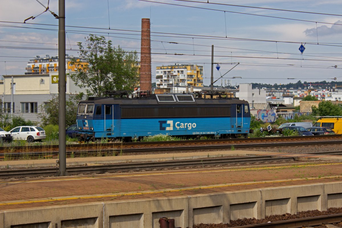 Auf einem Abstellgleis im Bahnhof Praha-Libeň wartet 363 009 von ČD Cargo am 21.06.2019 auf neue Aufgaben.