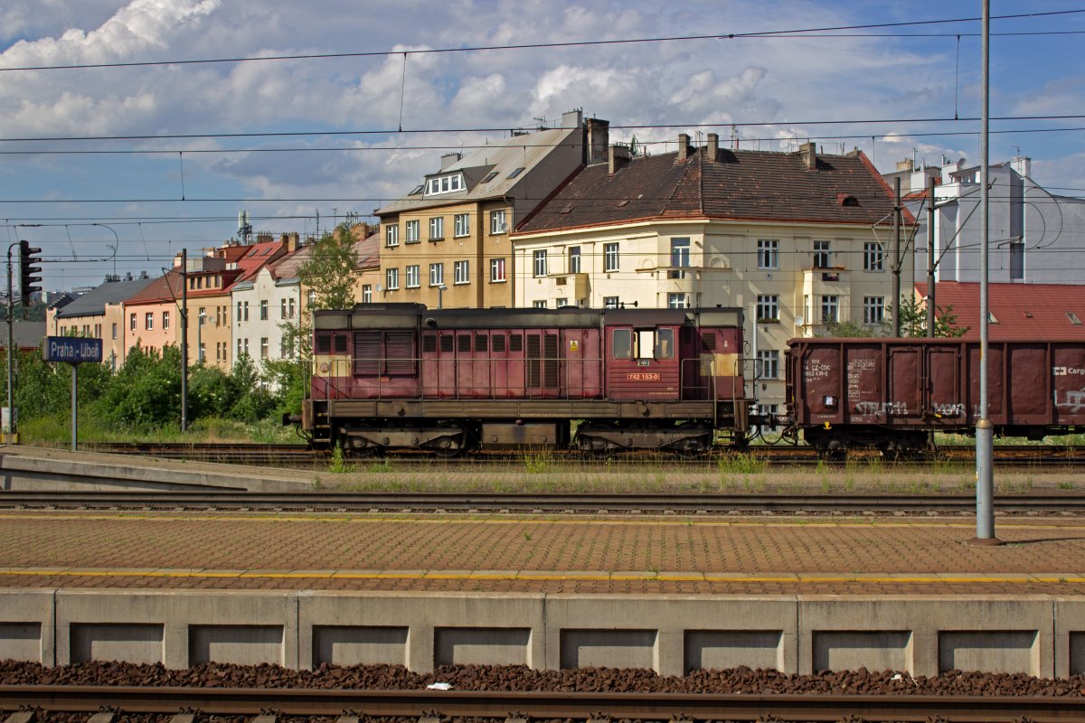 Auf einem der hinteren Gtergleise und damit schwer zu fotografieren durchfuhren zwei 742 in Sandwich-Traktion Praha-Libeň, hier 742 153 an der Zugspitze.