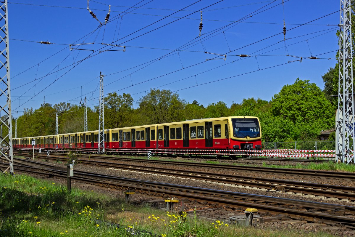 Auf der Fahrt in Richtung Friedrichshagen passiert ein Vollzug der Baureihe 481 mit 481 065 an der Spitze den Abzweig Stadtforst kurz vor Kpenick.