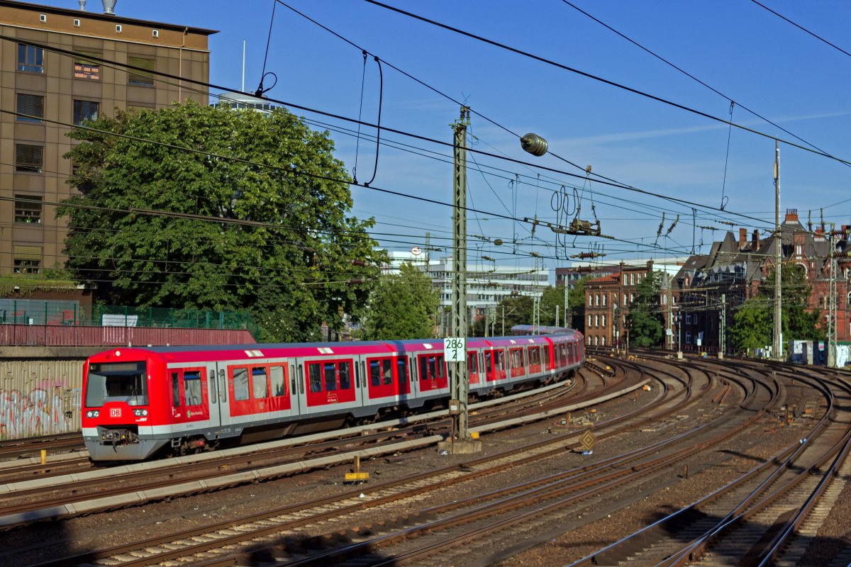 Auf der Hamburger S-Bahn-Linie S3 verkehren in der HVZ Zge aus drei Triebwagen mit insgesamt 9 Wagen. Eine solche Garnitur ist hier kurz nach der Abfahrt am Hauptbahnhof unterwegs in Richtung Buxtehude. Die Einheit 474 052 am Zugschluss wird allerdings schon in Neugraben enden.